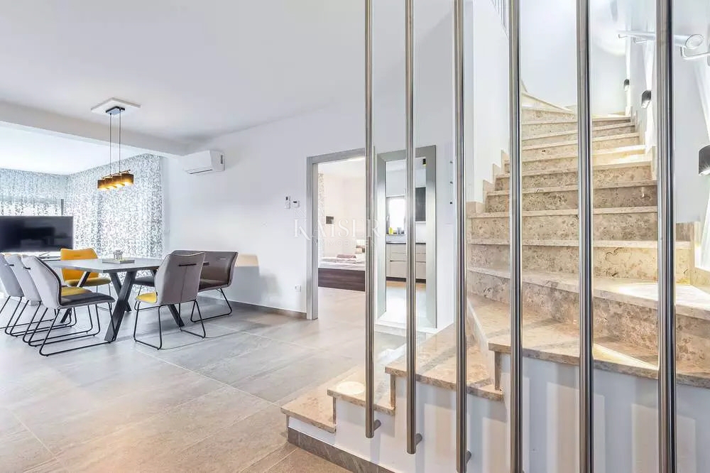 Istria - Parenzo, villa moderna con piscina, a 800 metri dal mare