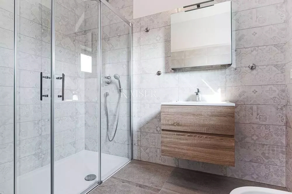 Istria - Parenzo, villa moderna con piscina, a 800 metri dal mare