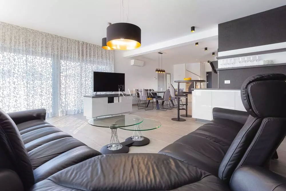 Istria - Parenzo, villa moderna con piscina, a 800 metri dal mare