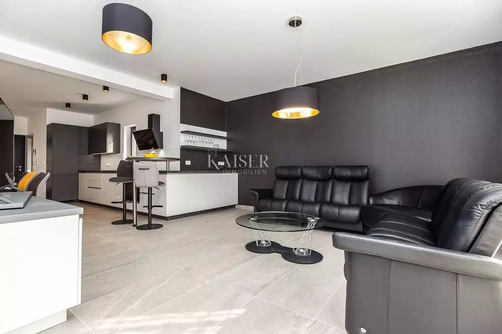 Istria - Parenzo, villa moderna con piscina, a 800 metri dal mare