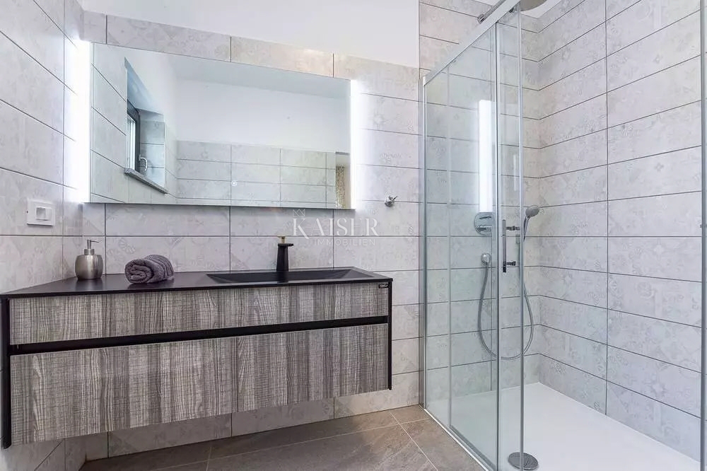 Istria - Parenzo, villa moderna con piscina, a 800 metri dal mare