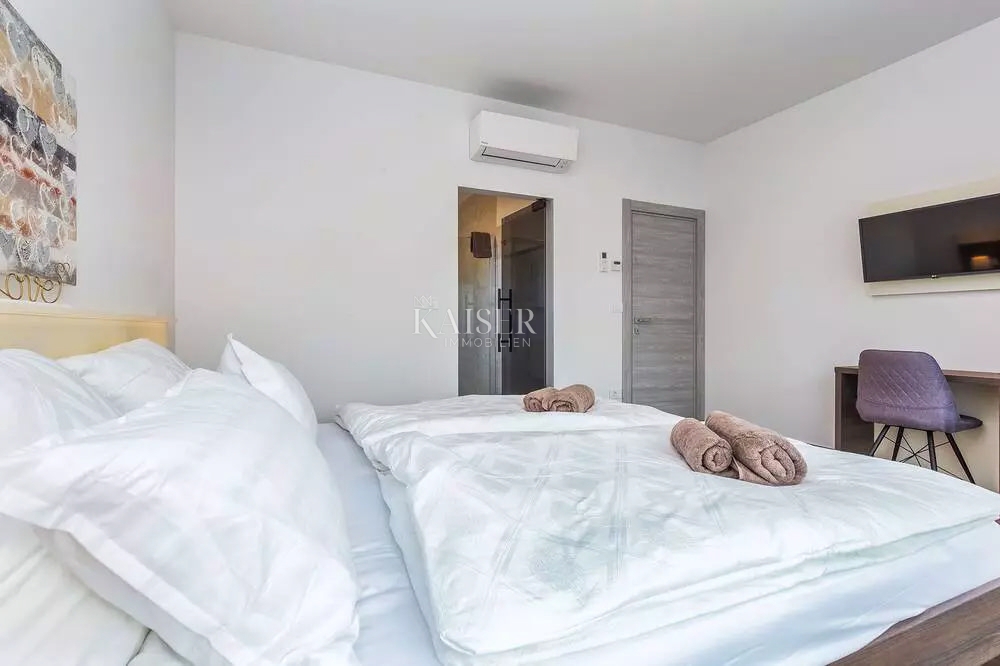 Istria - Parenzo, villa moderna con piscina, a 800 metri dal mare