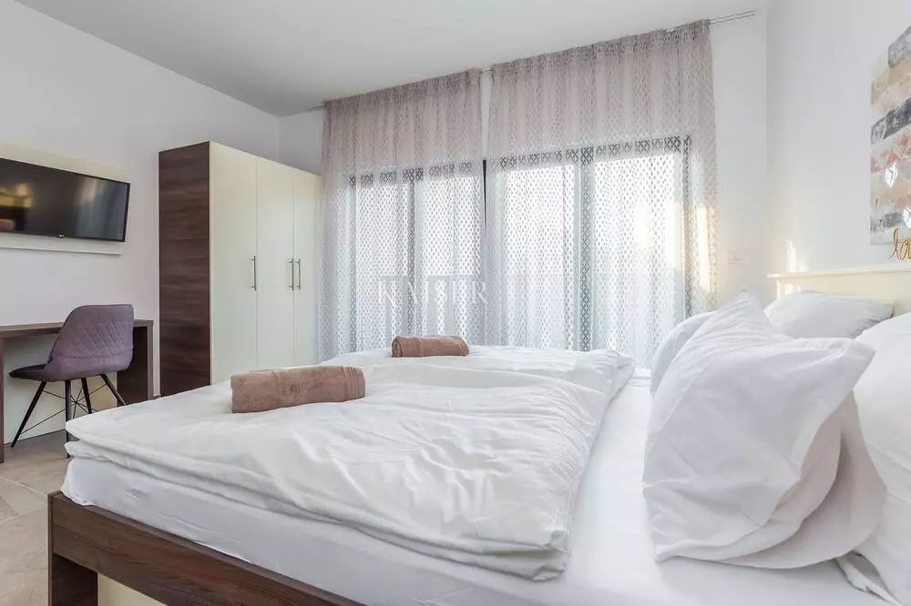 Istria - Parenzo, villa moderna con piscina, a 800 metri dal mare