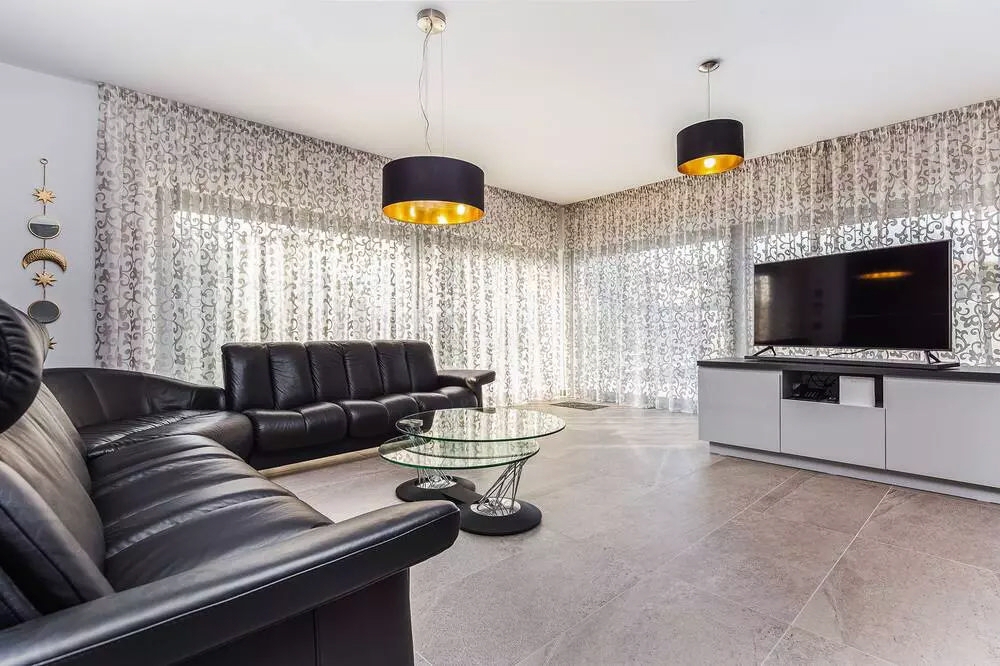 Istria - Parenzo, villa moderna con piscina, a 800 metri dal mare