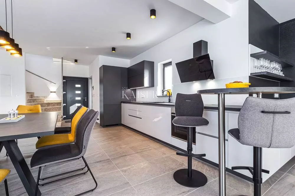 Istria - Parenzo, villa moderna con piscina, a 800 metri dal mare