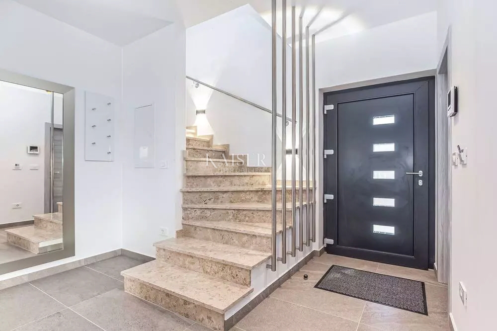 Istria - Parenzo, villa moderna con piscina, a 800 metri dal mare