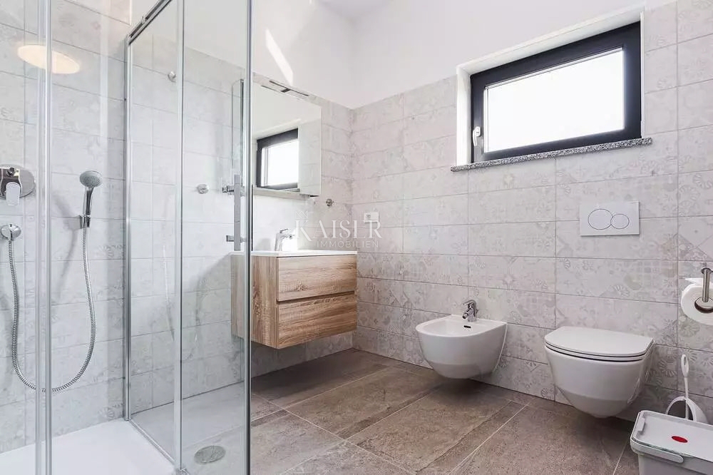 Istria - Parenzo, villa moderna con piscina, a 800 metri dal mare