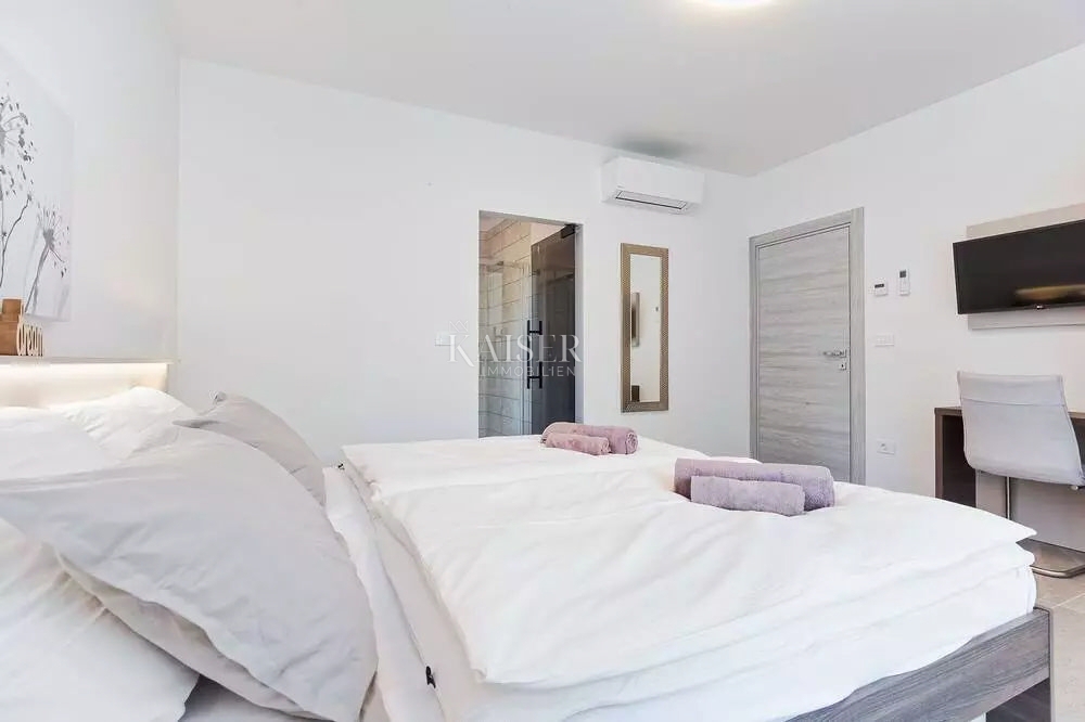 Istria - Parenzo, villa moderna con piscina, a 800 metri dal mare