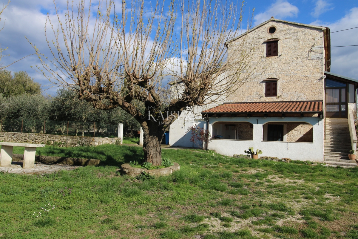 Istria - Parenzo, casa in pietra con esclusiva vista mare