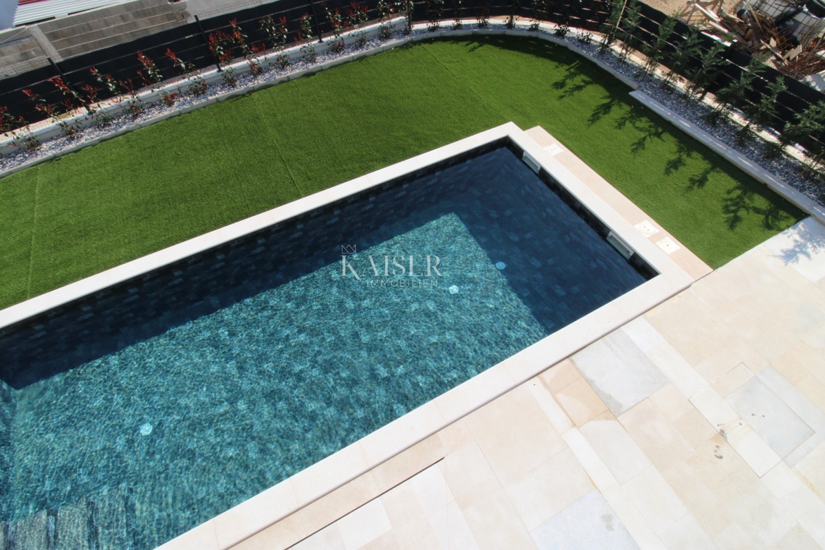 Istria - Parenzo, bellissima villa con piscina, design moderno.