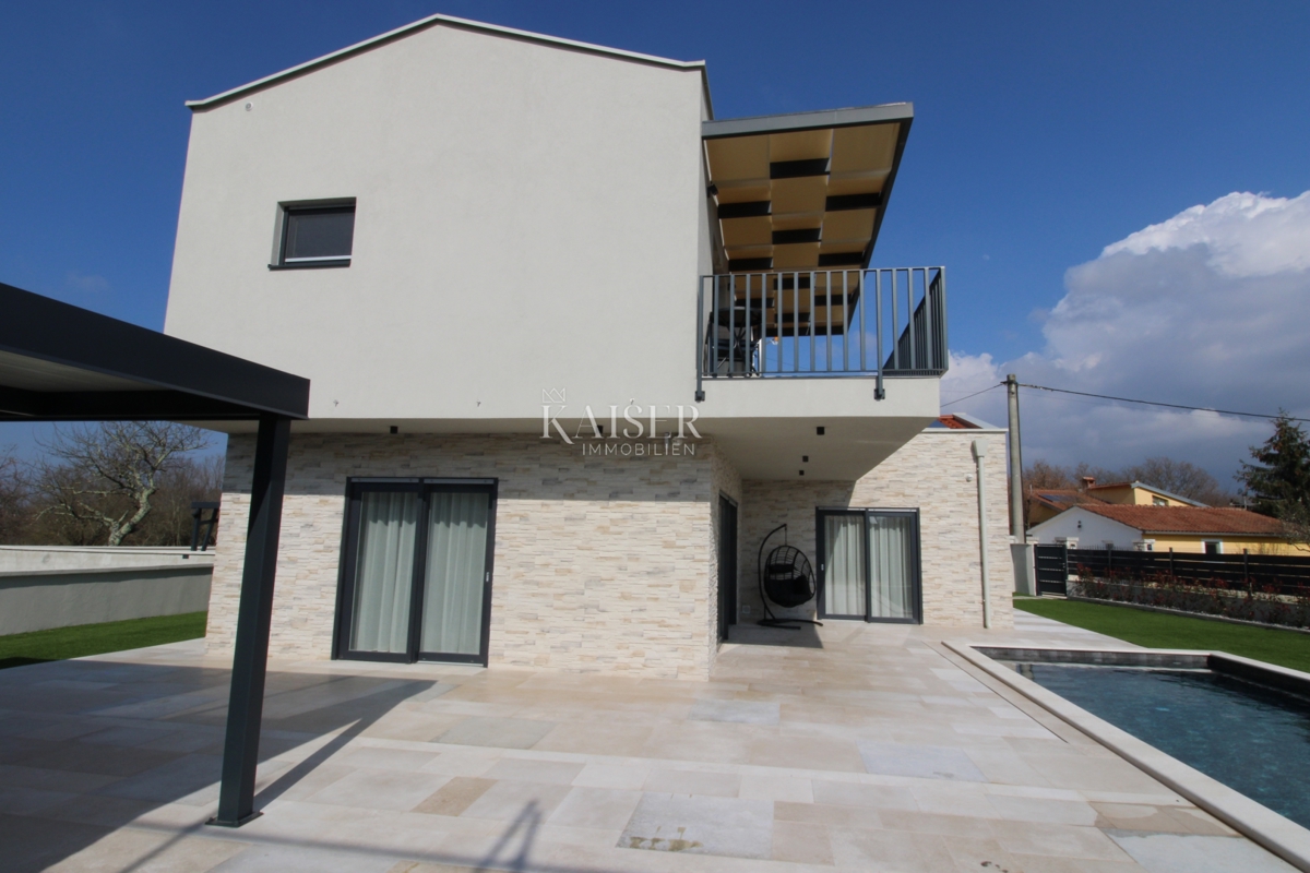 Istria - Parenzo, bellissima villa con piscina, design moderno.