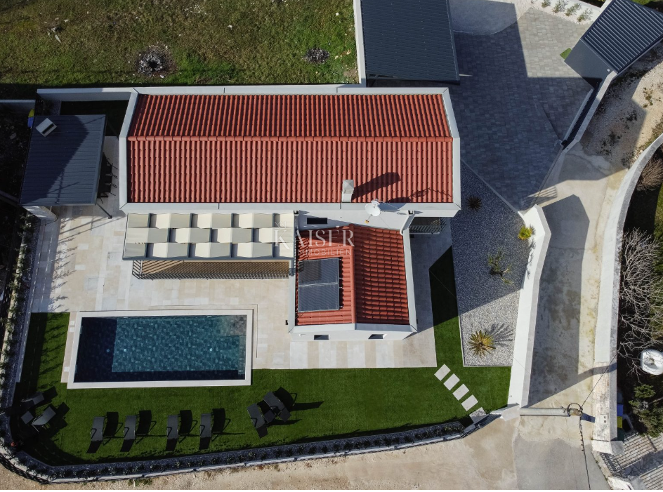 Istria - Parenzo, bellissima villa con piscina, design moderno.