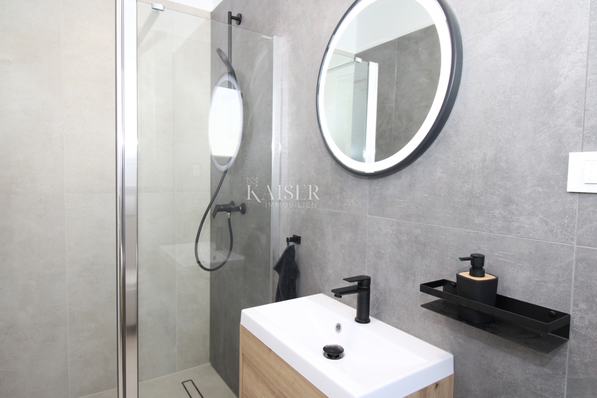 Istria - Parenzo, bellissima villa con piscina, design moderno.