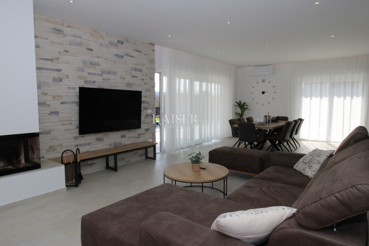 Istria - Parenzo, bellissima villa con piscina, design moderno.
