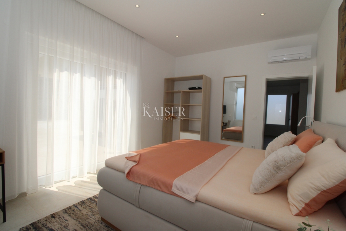 Istria - Parenzo, bellissima villa con piscina, design moderno.