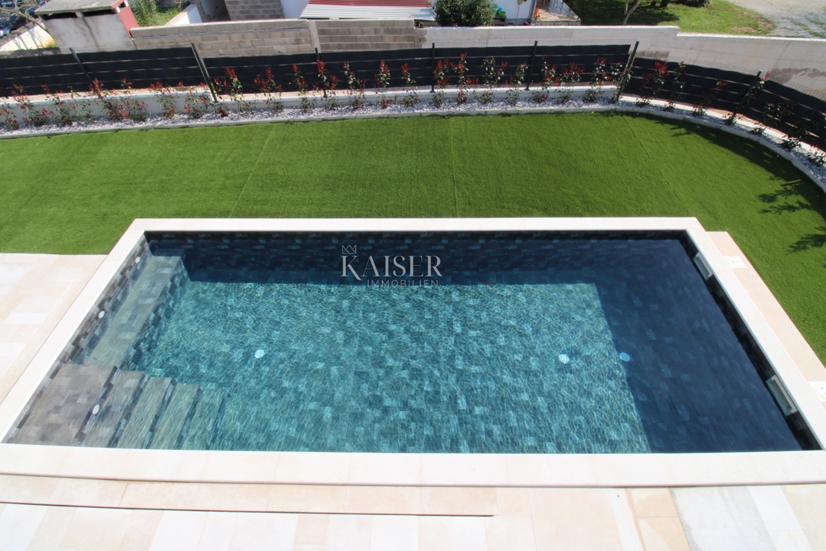 Istria - Parenzo, bellissima villa con piscina, design moderno.