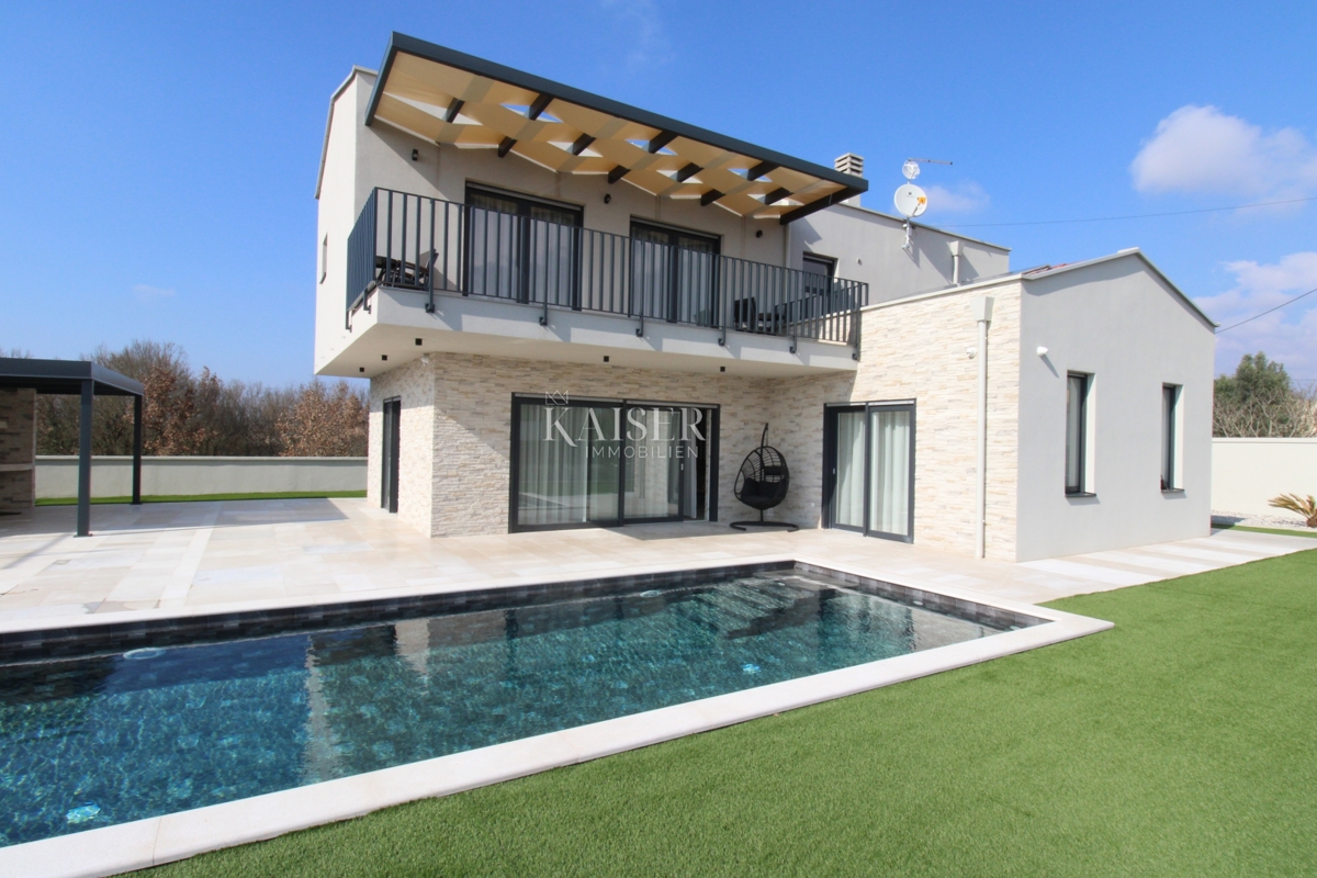 Istria - Parenzo, bellissima villa con piscina, design moderno.