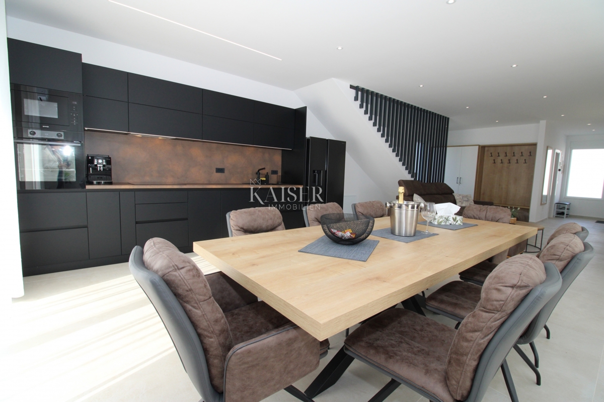 Istria - Parenzo, bellissima villa con piscina, design moderno.
