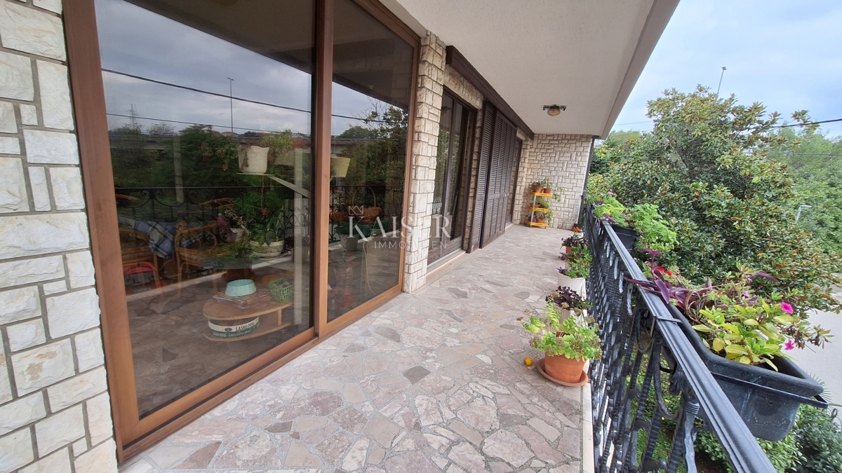 Matulji, casa bifamiliare, tre unità abitative, garage