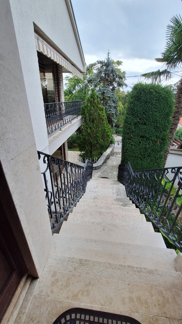 Matulji, casa bifamiliare, tre unità abitative, garage