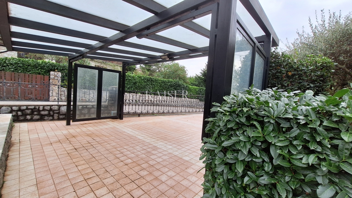 Matulji, casa bifamiliare, tre unità abitative, garage