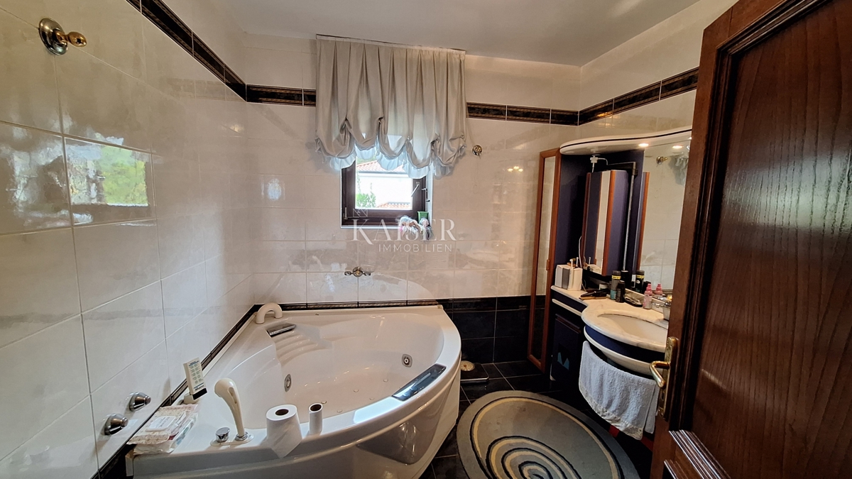 Matulji, casa bifamiliare, tre unità abitative, garage