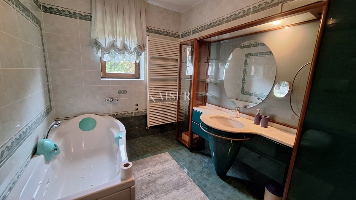 Matulji, casa bifamiliare, tre unità abitative, garage