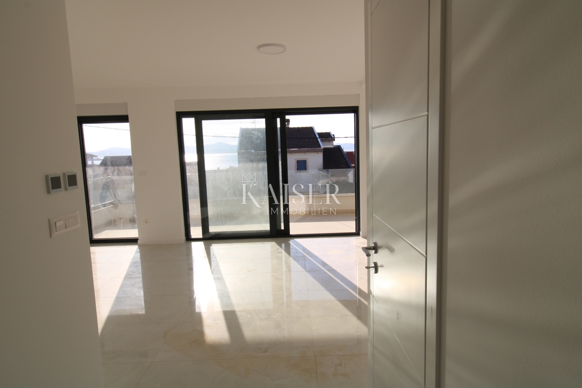 Zara-Appartamento soleggiato con vista mare