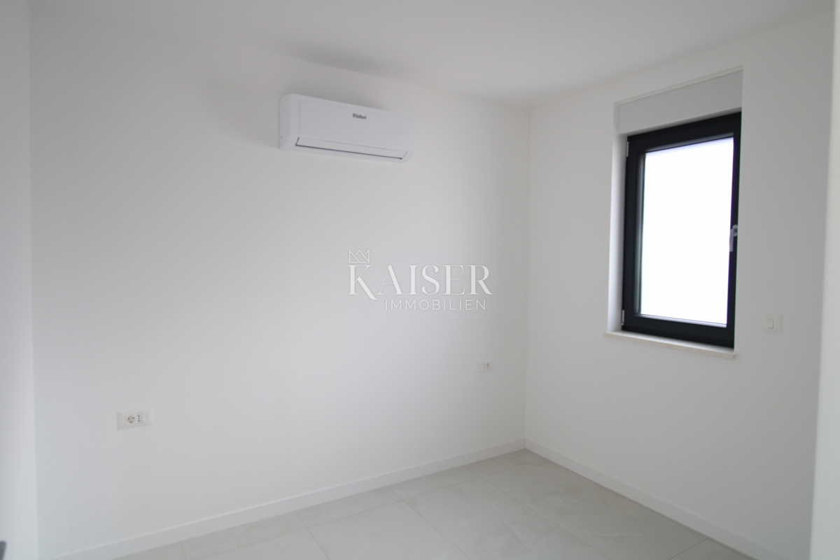 Zara-Appartamento soleggiato con vista mare