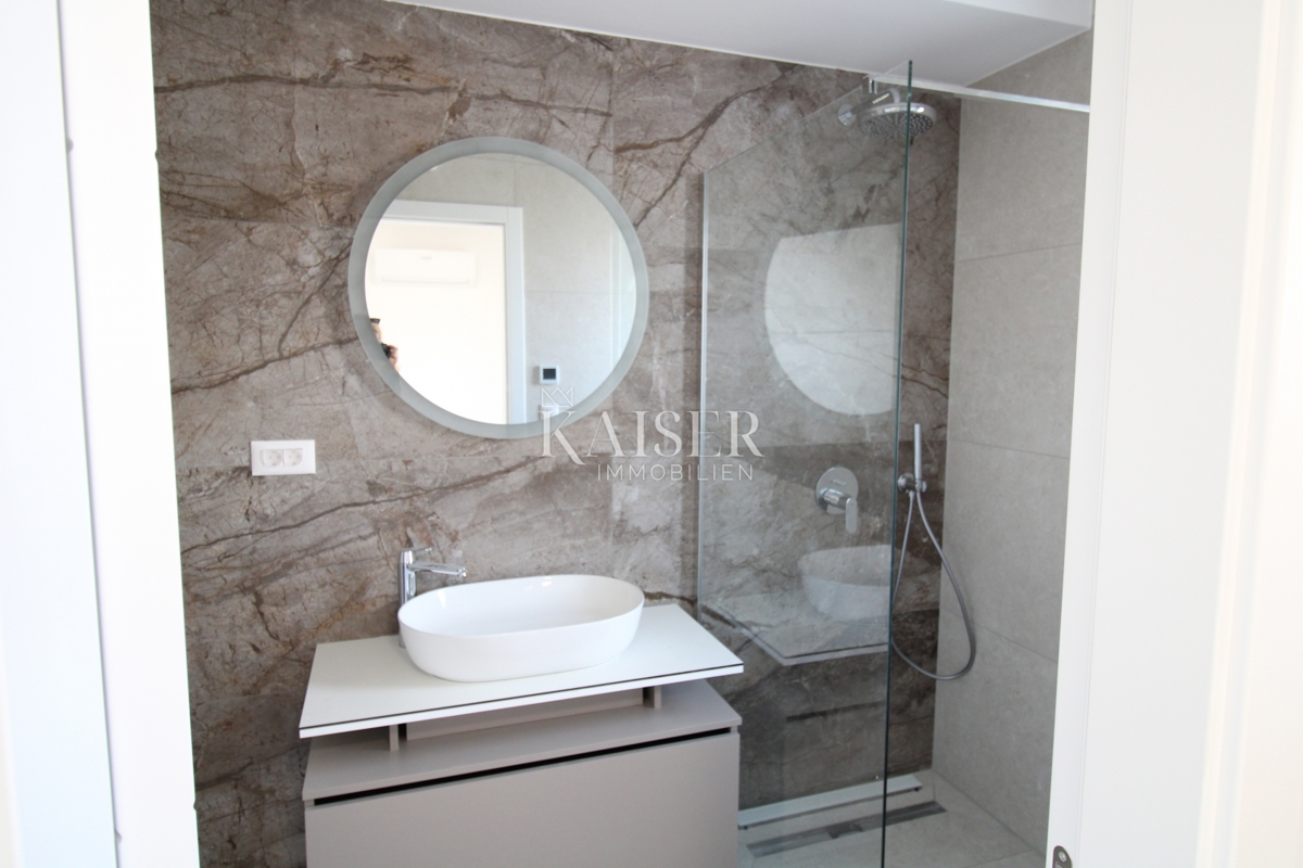 Zara-Appartamento soleggiato con vista mare