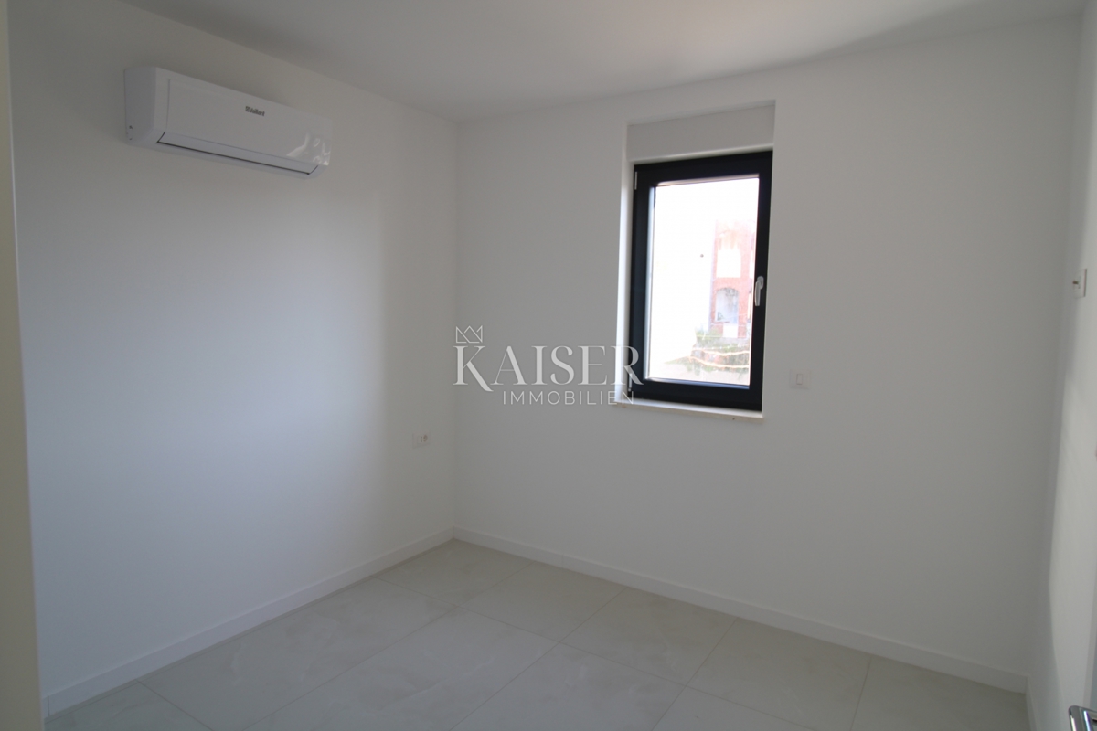 Zara-Appartamento soleggiato con vista mare