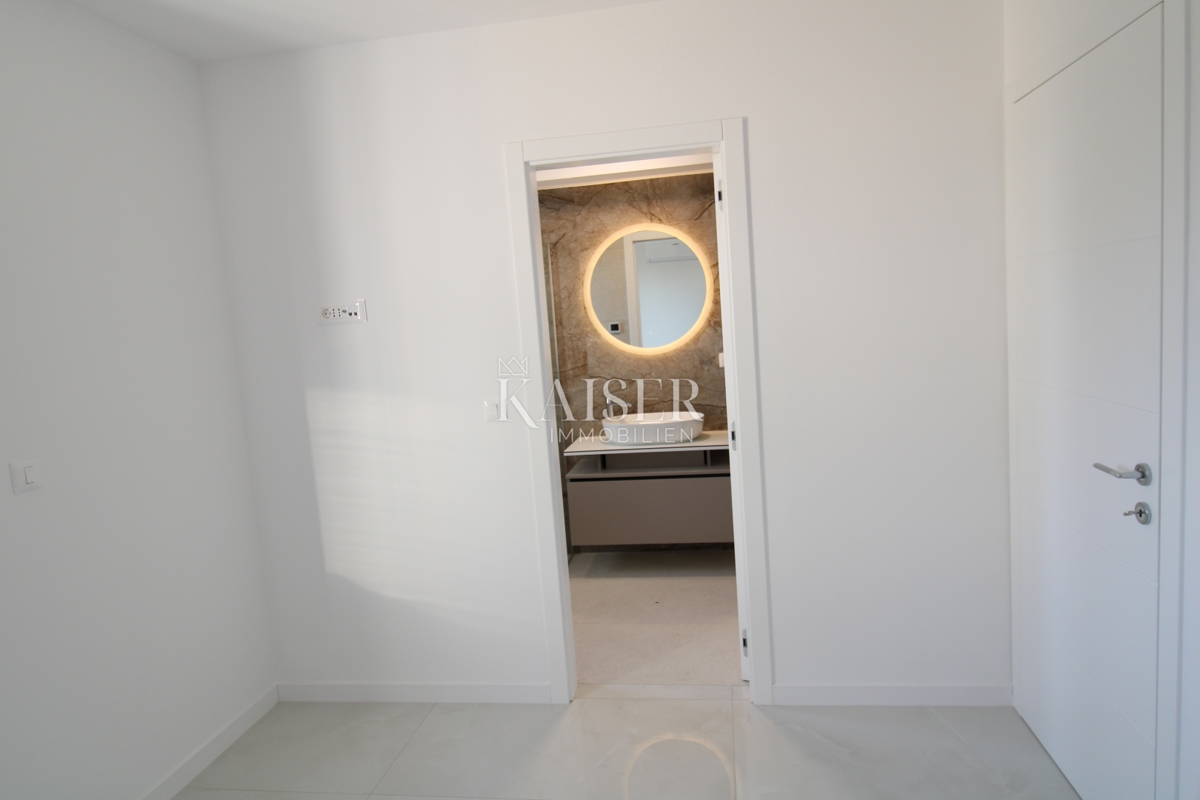 Zara-Appartamento soleggiato con vista mare