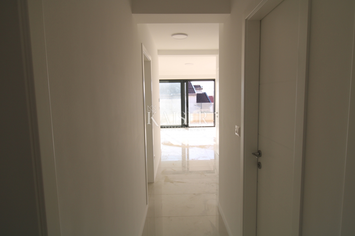 Zara-Appartamento soleggiato con vista mare