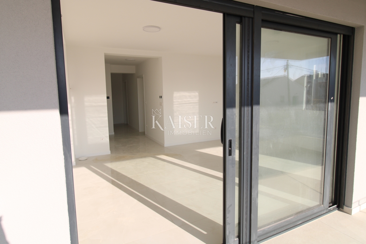 Zara-Appartamento soleggiato con vista mare