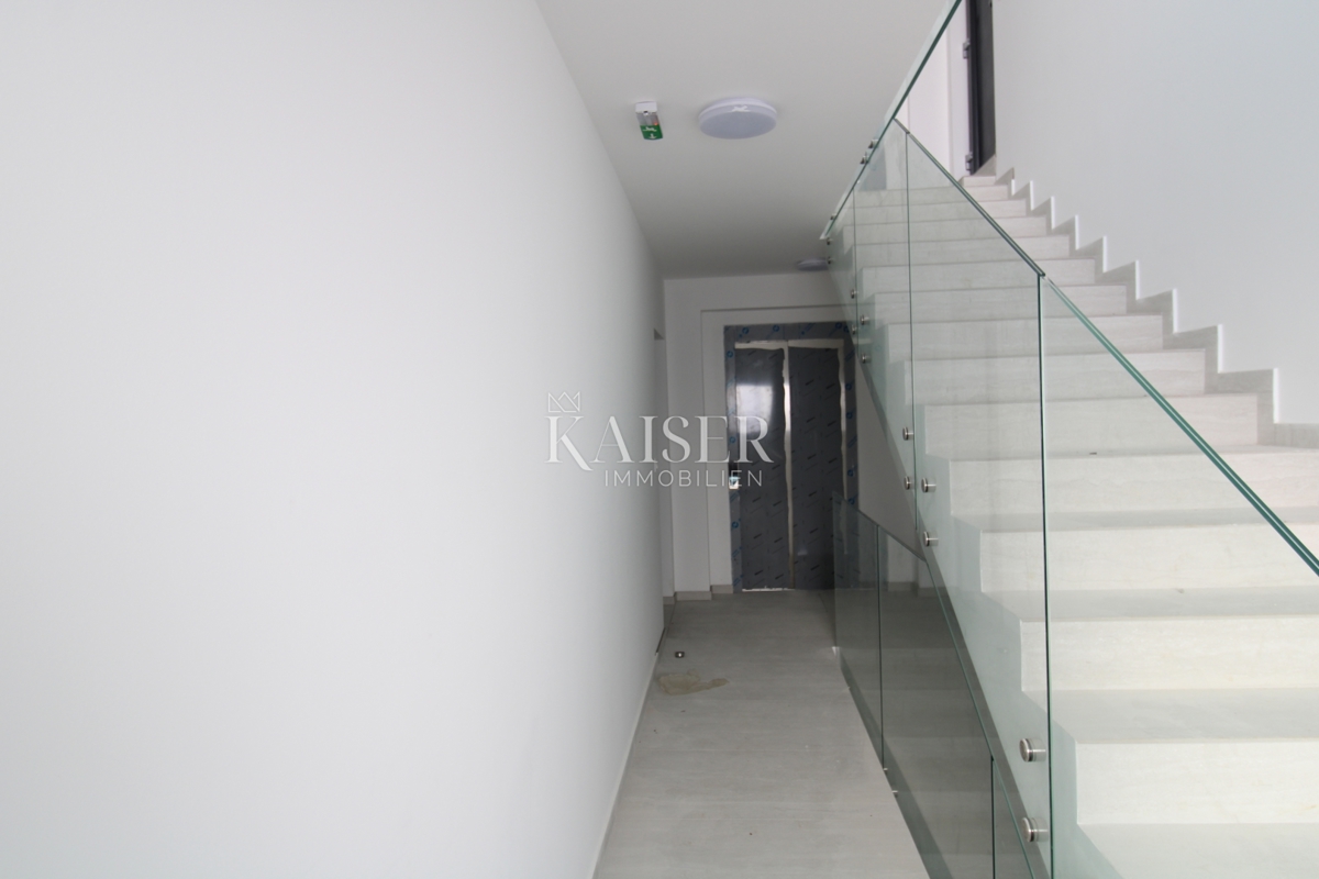 Zara-Appartamento soleggiato con vista mare