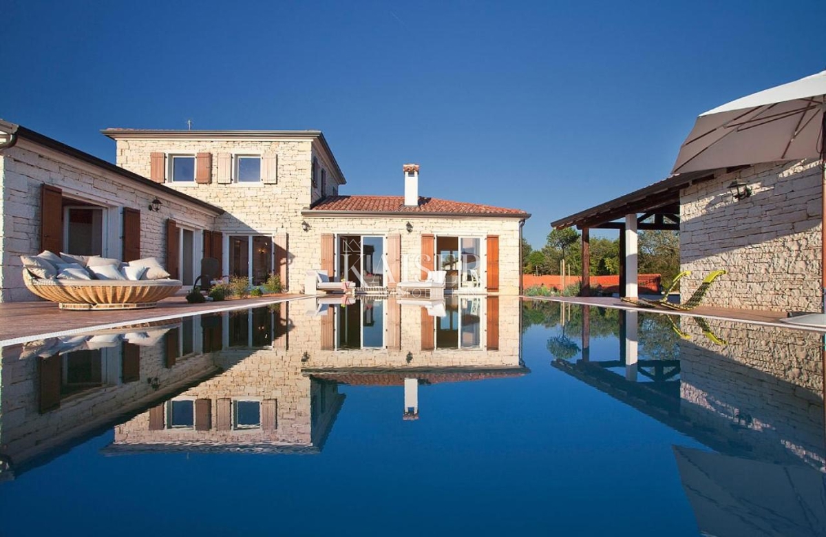 Istria, Svetvincenat - esclusiva villa 230m2 con piscina e impianto solare