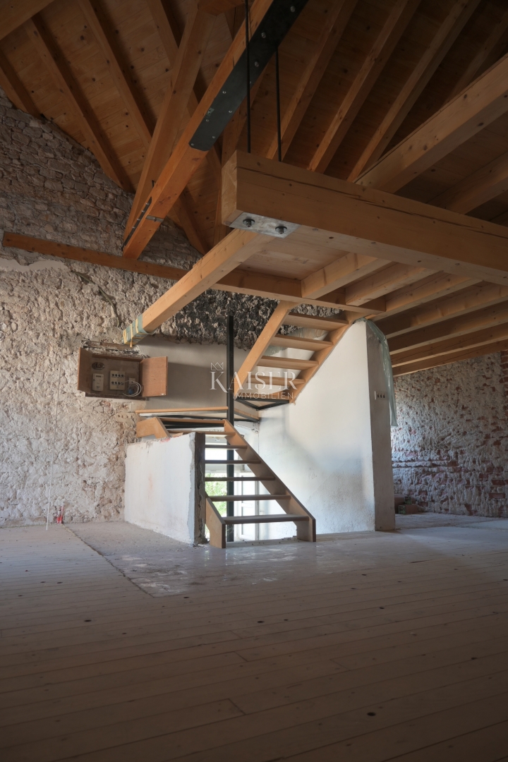 Isola di Cherso e Lussino, Osor, appartamento a tre piani 148 m2