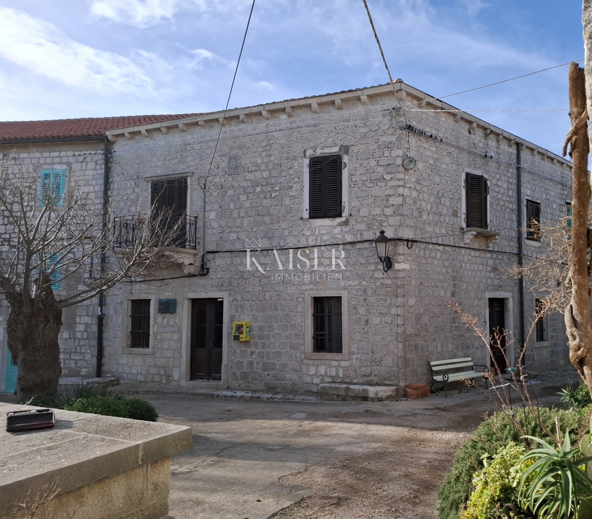 Isola di Cherso e Lussino, Osor, appartamento a tre piani 148 m2