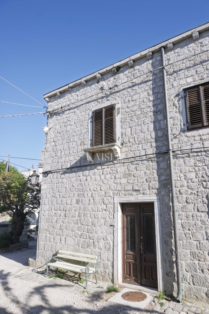 Isola di Cherso e Lussino, Osor, appartamento a tre piani 148 m2