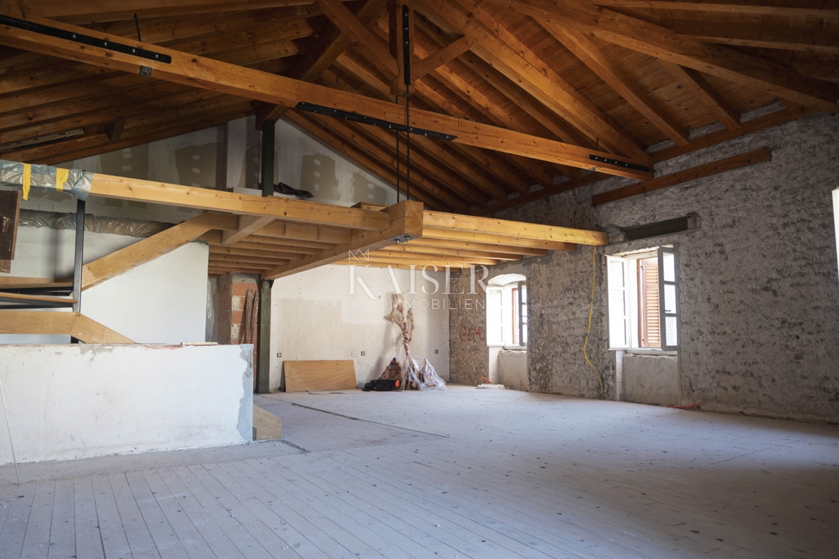 Isola di Cherso e Lussino, Osor, appartamento a tre piani 148 m2