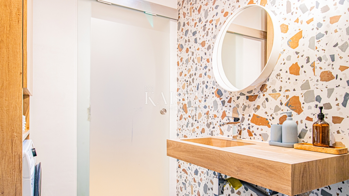 Istria - Cittanova, appartamento nella marina, a 100 m dal mare.