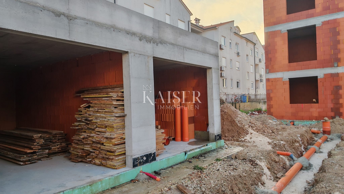 Istria, Pola - moderno appartamento di 90m2 con giardino e due posti auto