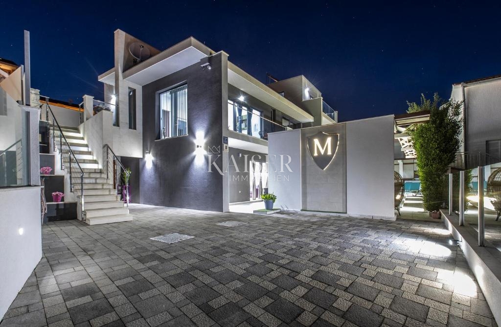 Rogoznica – Villa di lusso con piscina, 4 appartamenti, taverna tradizionale e vista panoramica sul mare