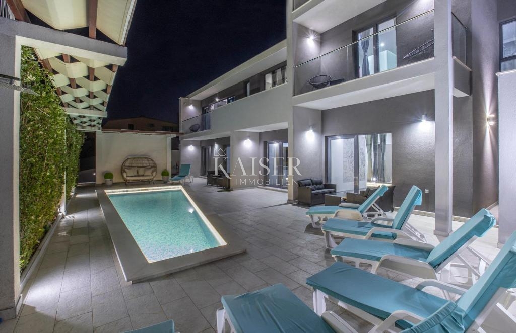 Rogoznica – Villa di lusso con piscina, 4 appartamenti, taverna tradizionale e vista panoramica sul mare