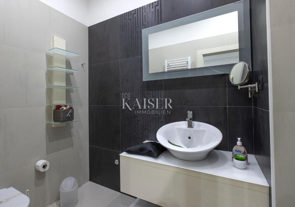 Rogoznica – Villa di lusso con piscina, 4 appartamenti, taverna tradizionale e vista panoramica sul mare