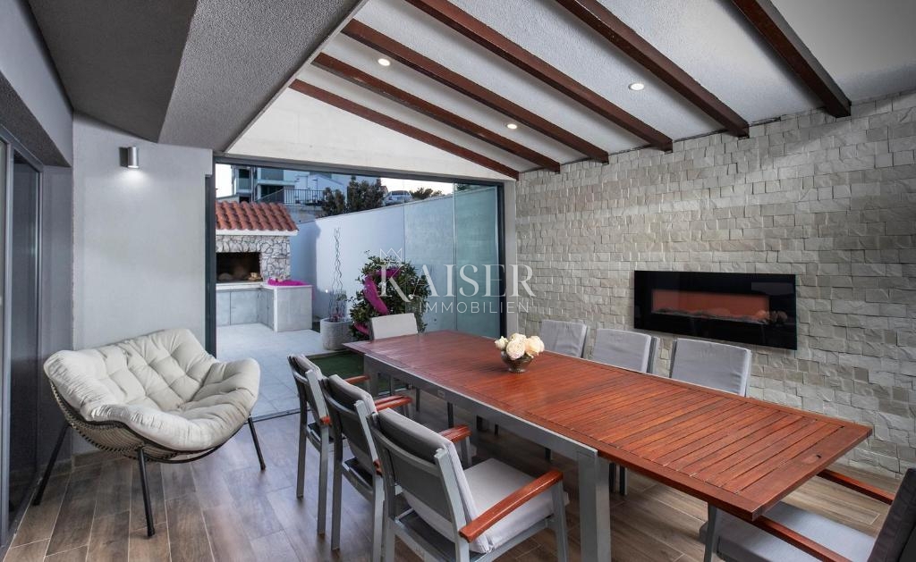 Rogoznica – Villa di lusso con piscina, 4 appartamenti, taverna tradizionale e vista panoramica sul mare