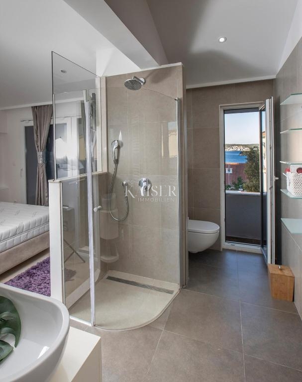 Rogoznica – Villa di lusso con piscina, 4 appartamenti, taverna tradizionale e vista panoramica sul mare