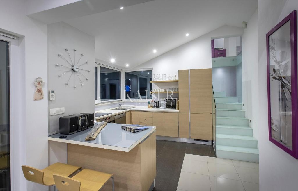 Rogoznica – Villa di lusso con piscina, 4 appartamenti, taverna tradizionale e vista panoramica sul mare