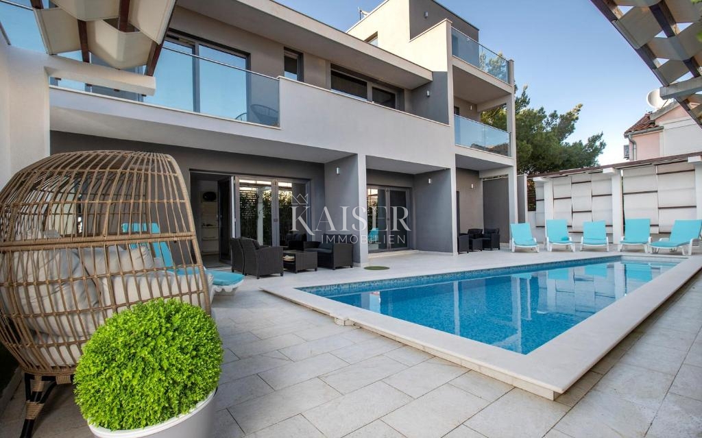 Rogoznica – Villa di lusso con piscina, 4 appartamenti, taverna tradizionale e vista panoramica sul mare