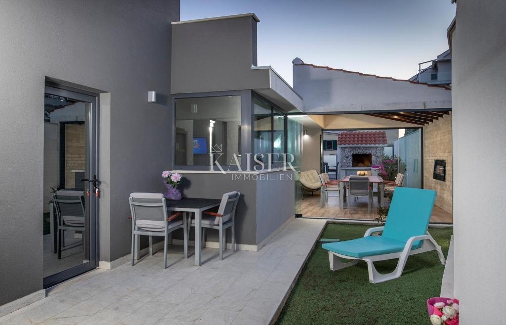 Rogoznica – Villa di lusso con piscina, 4 appartamenti, taverna tradizionale e vista panoramica sul mare